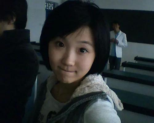 网友们在感叹物是人非与莲蓉包漂亮的同时,还cue到