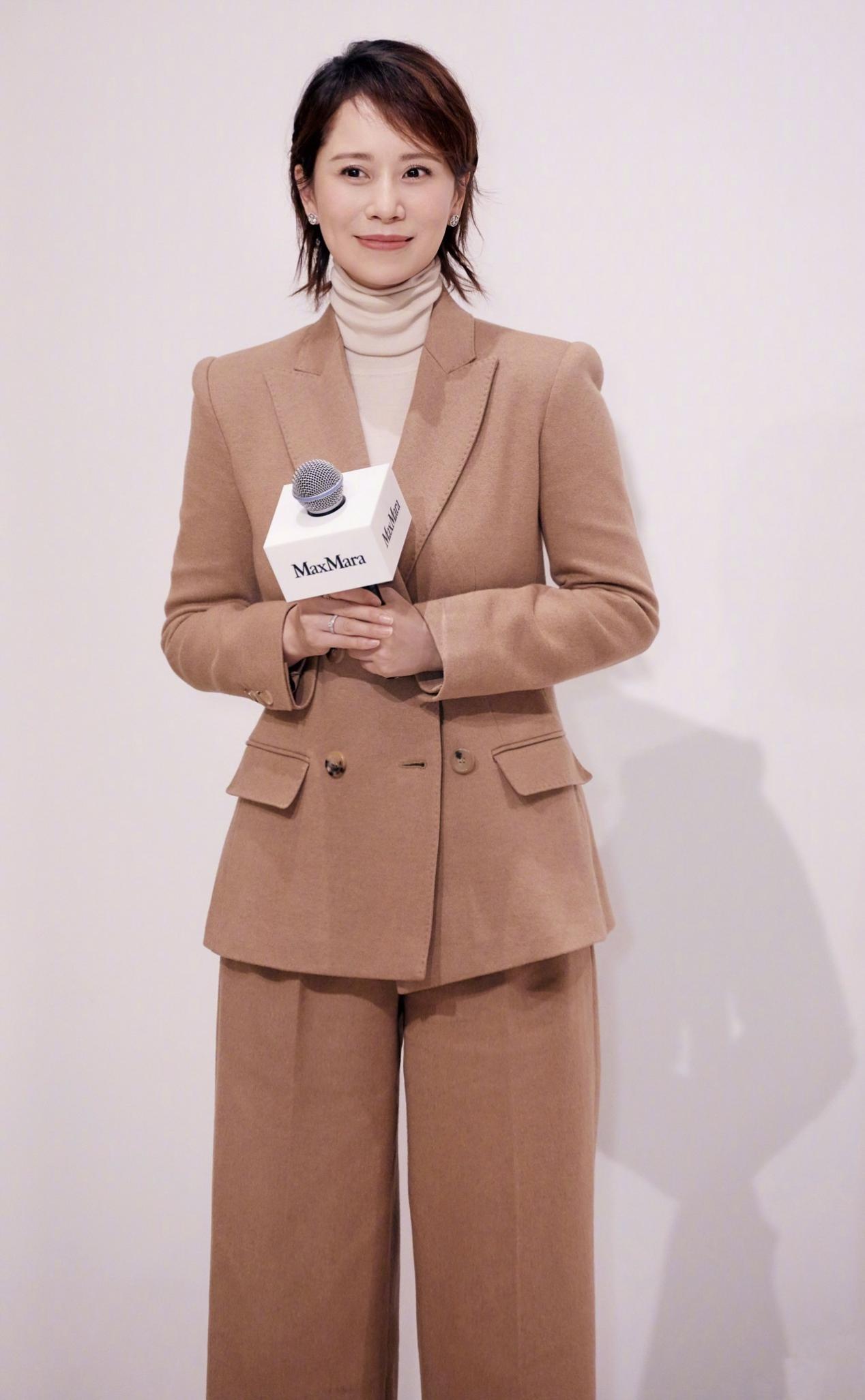 海清真会装嫩身穿姜黄色西装清新又减龄哪像是70后