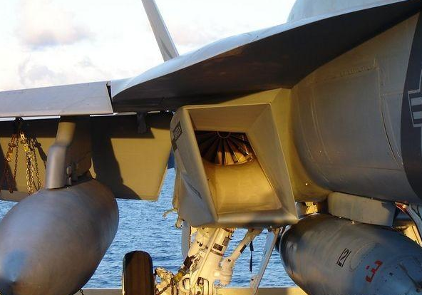 苏-57进气道隐身并非主要靠雷达屏蔽器,而是垂直弯曲进气道