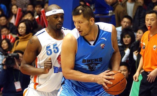 一掌撂倒奥尼尔,奥尼尔反而开怀大笑|奥尼尔|巴特尔|猛龙_新浪新闻