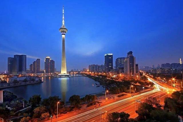 这一座高塔最开始建设于1991年,当时800万本地人都在期待着,等着这里