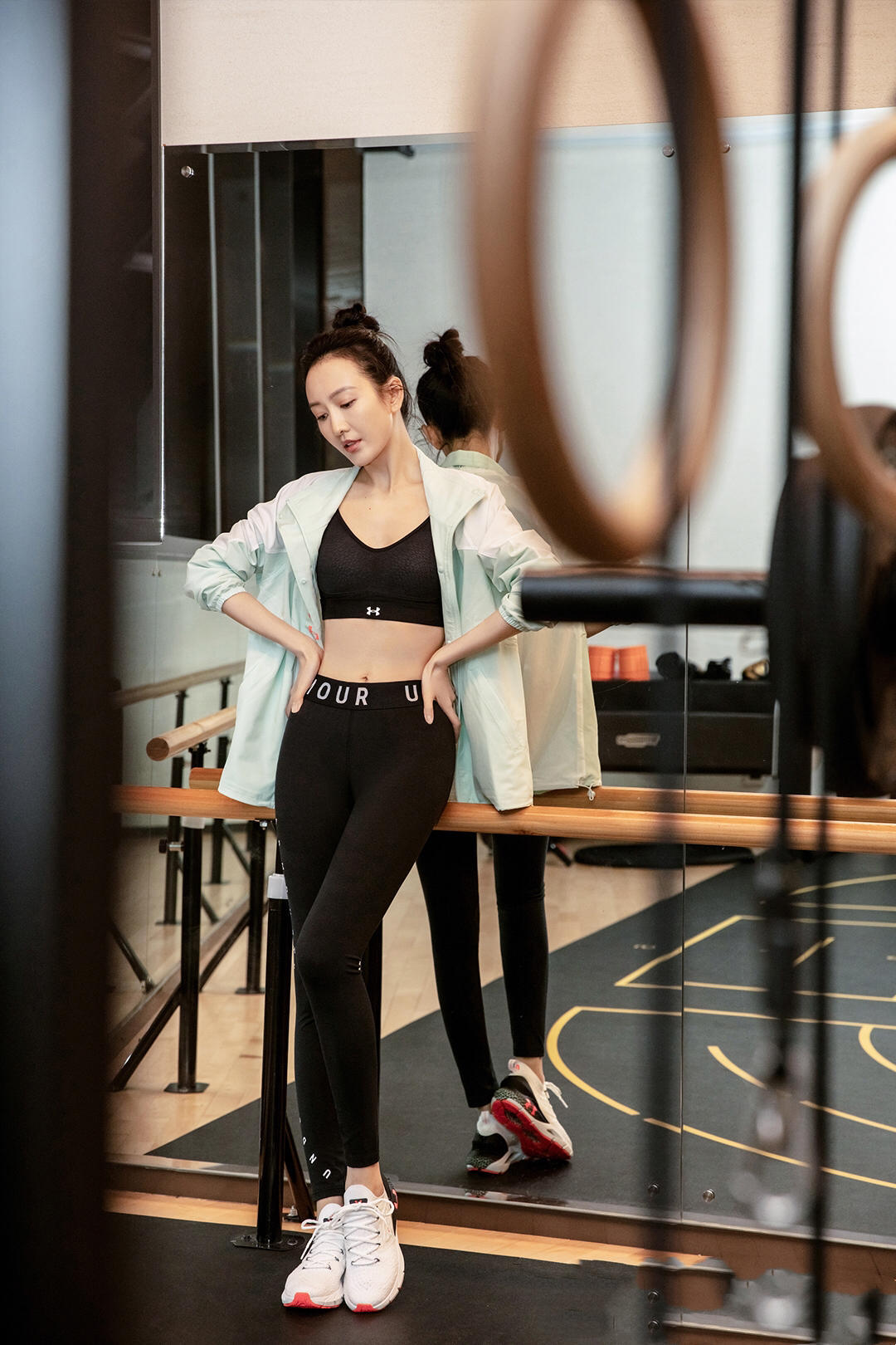 左小青去运动时真像个学生粉色外套配短裤真是岁月从不败美人