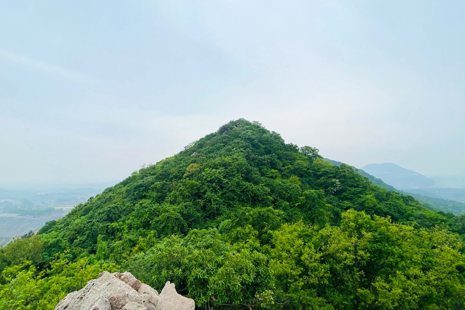 走向,拥有大小山峰近百座,其中400米以上的山峰有3座,主峰为龙洞山