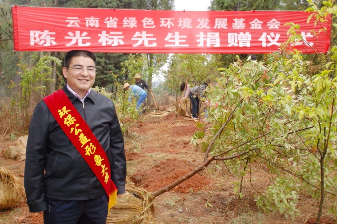 如冰桶挑战,陈光标却偷偷加了热水,来欺骗广大群众,以及陈光标以"好人