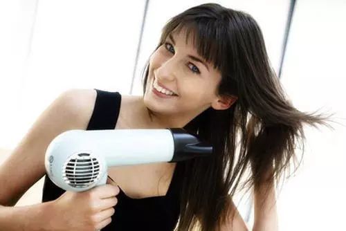 头发自然干和吹干哪个更好