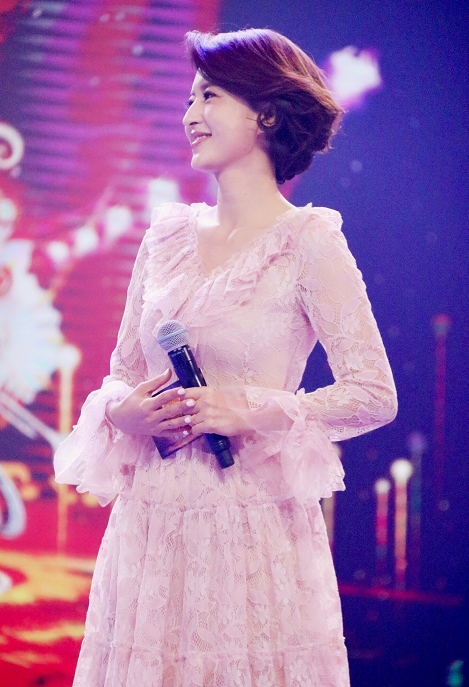 张蕾的玉女感无敌了,一袭粉色蕾丝连衣裙亮相,凸显出了苗条身材