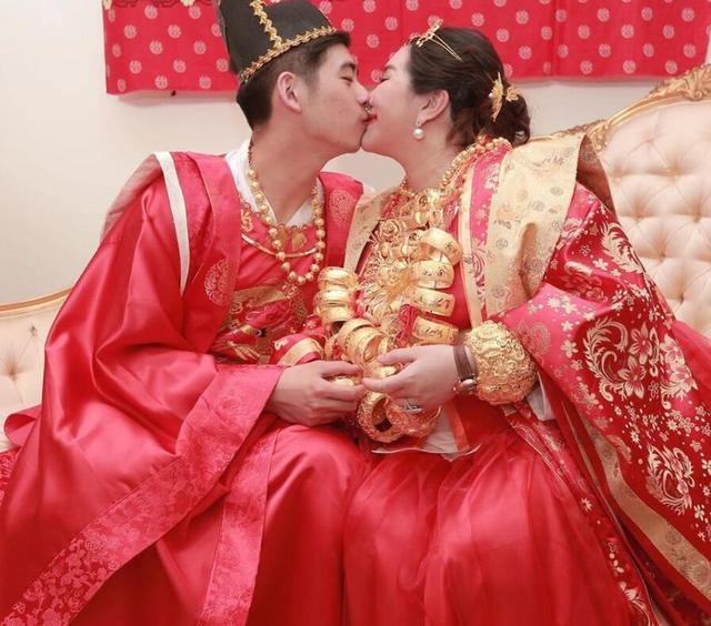 赌王千金何超盈晒健身对比照意外曝光豪宅卧室及女儿正脸