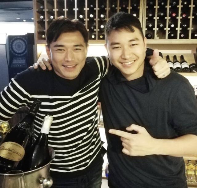 41岁黄祥兴上节目重提弟弟旧情内疚落泪,后悔逼弟弟选港男夺冠