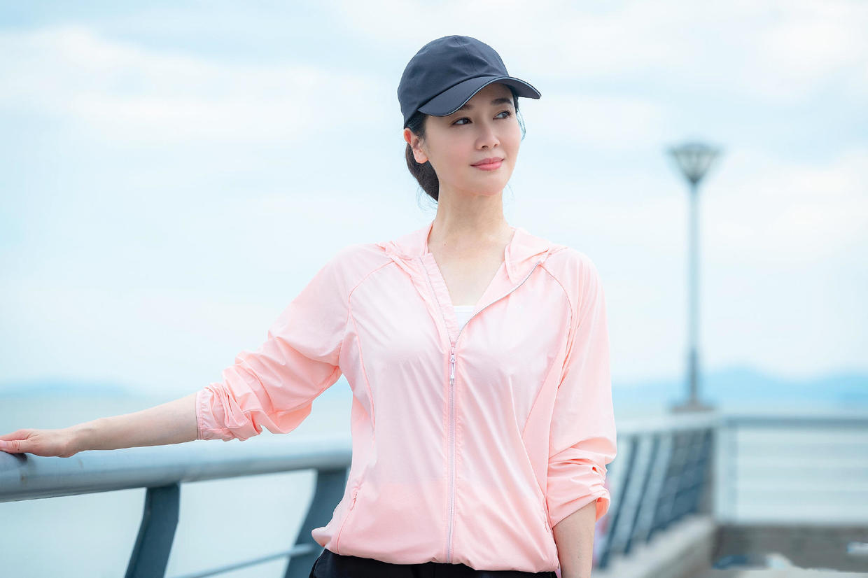 左小青去运动时真像个学生粉色外套配短裤真是岁月从不败美人