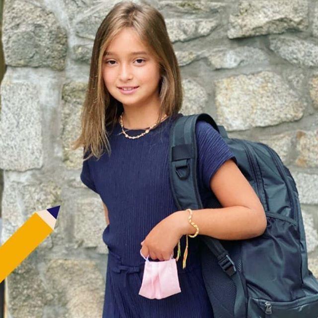 穿蓝裙背超大书包,皮肤黑黝黝颜值不如妈妈|伊万卡|阿拉贝拉|女儿