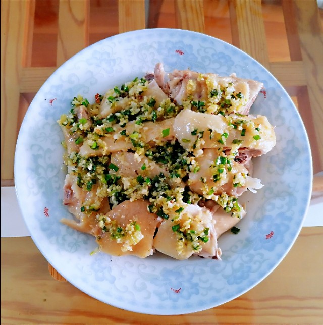 鸡肉鲜嫩多汁,葱香四溢的:葱油鸡