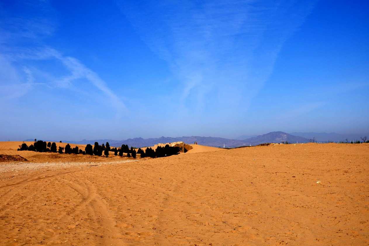 而电视剧中的那片沙漠就是我们今天要说的位于河北的天漠
