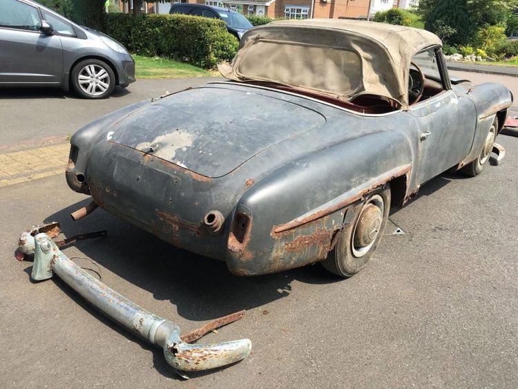 男子从报废仓库里找到一辆破车听闻它的来头后竟泣不成声