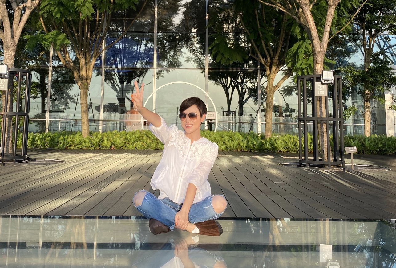当年美丽港姐陈法蓉白衣牛仔,随蔡少芬一起去婆家,美成少女