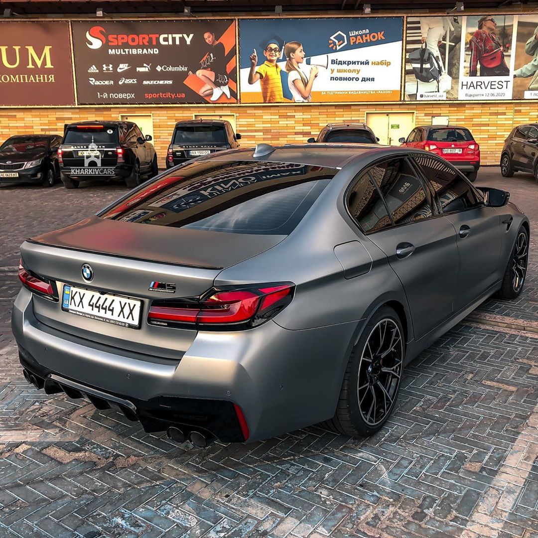 新款宝马m5雷霆版实车街拍 非常有质感