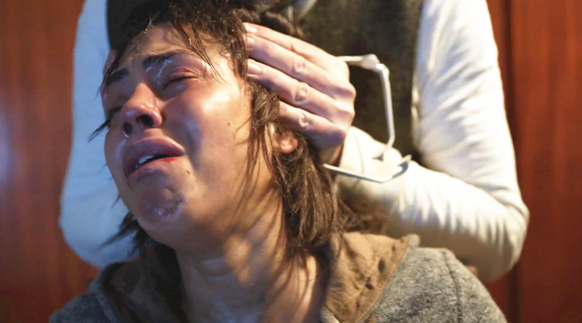 悬疑片《黑镜-白熊公园》 女孩被清除记忆,每天被不同的人折磨