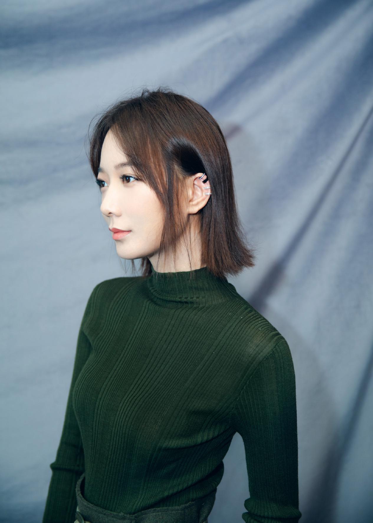 王珞丹真会穿针织衫配半身裙绿上加绿身材真有曲线感