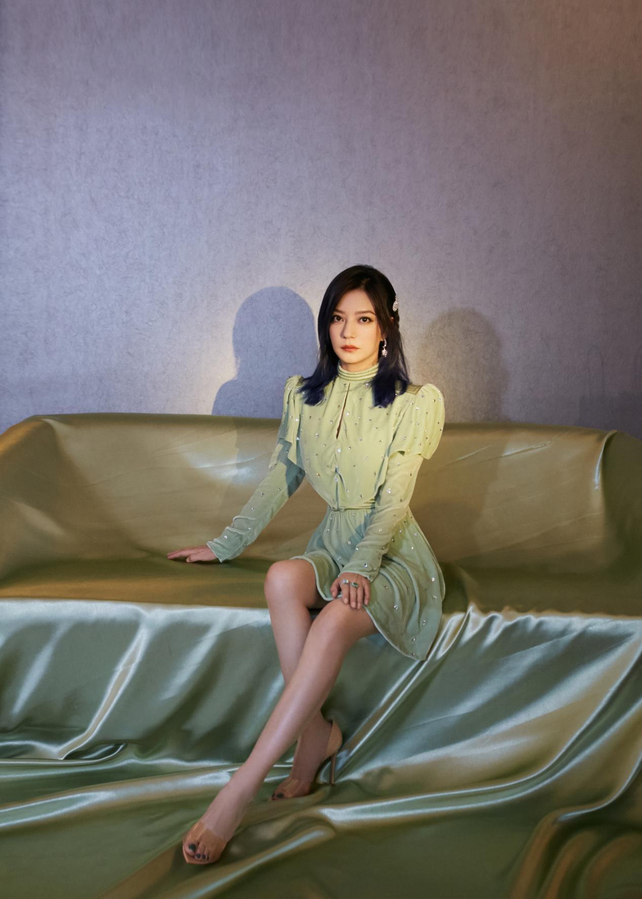 赵薇又变美了穿绿色闪钻裙甜美减龄一双丝袜腿太抢镜