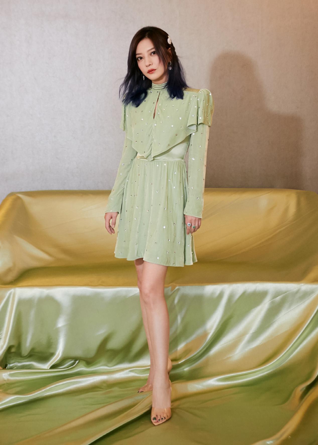 赵薇又变美了穿绿色闪钻裙甜美减龄一双丝袜腿太抢镜