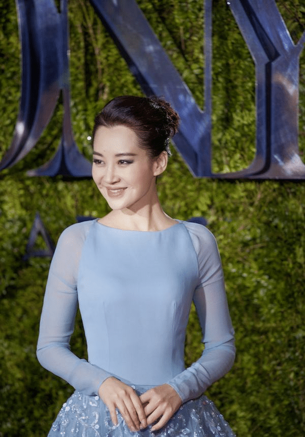 许晴近照曝光,头等舱里素颜吃泡面,满脸泛黄有老年人那味了!