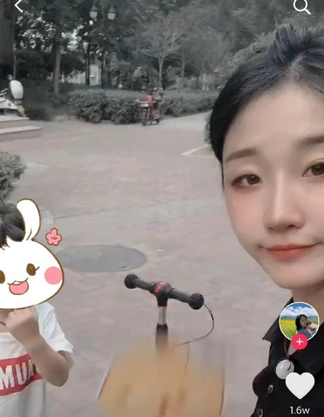 莲蓉包扮演者孙格已成人民教师,教师节晒视频,拥抱鲜花巧笑嫣然