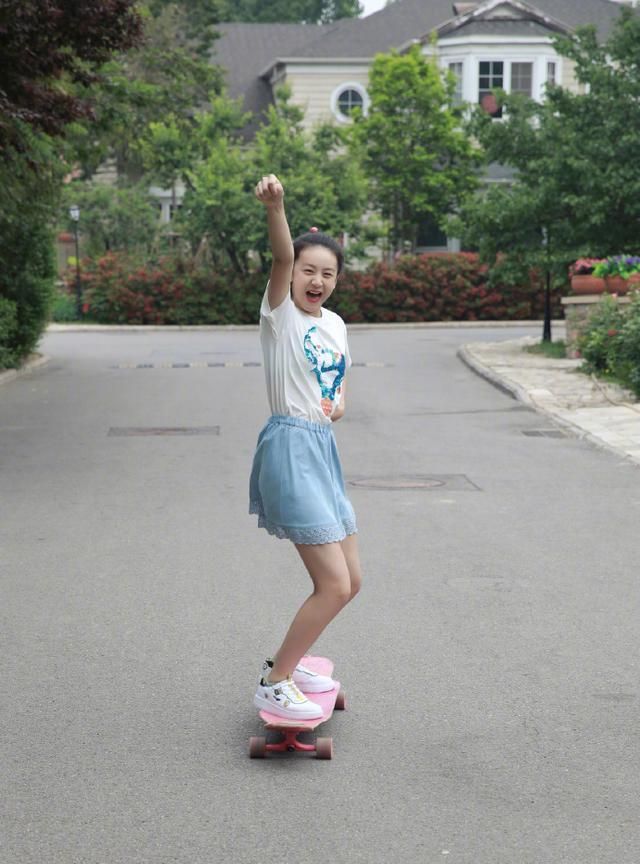 12岁森碟近照曝光身材高挑腿部线条惊艳不愧是奥运冠军的女儿