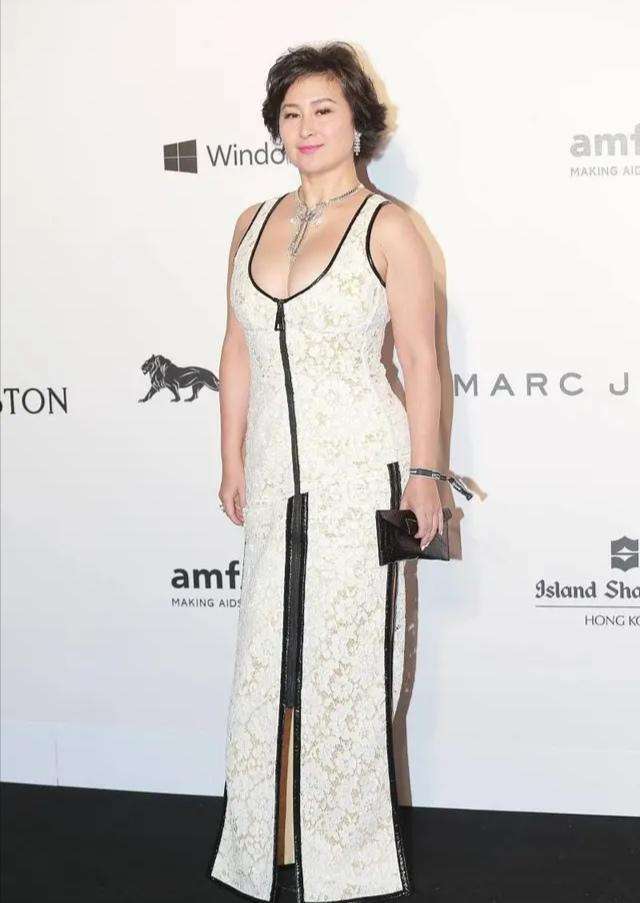 何超琼穿碎花蕾丝裙胖的没腰依然很自信骨子里的贵族气质