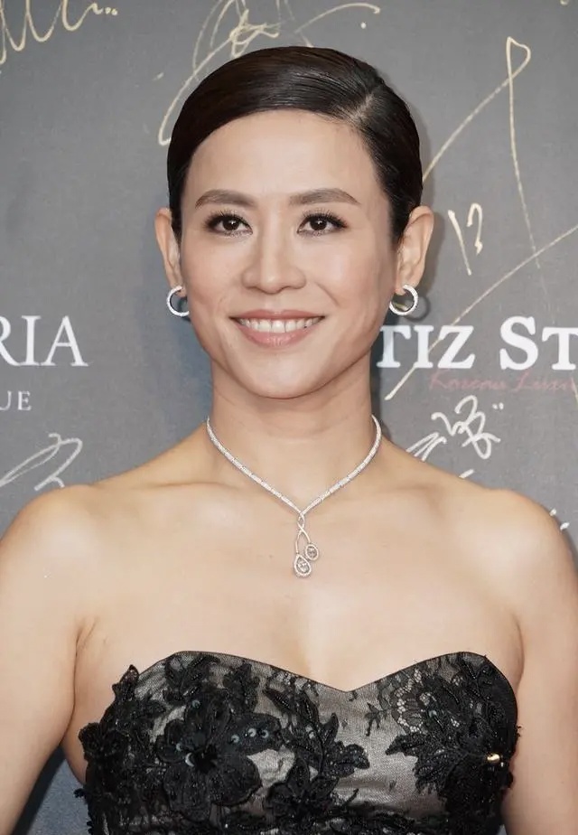 宣萱哪像年近半百的穿黑色抹胸裙身姿曼妙颈纹却看出真实年龄