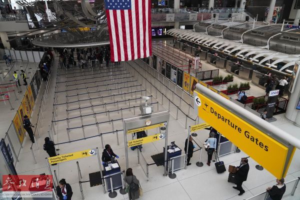 资料图片：2020年3月13日，在美国纽约肯尼迪国际机场，旅客进入安检通道。（新华社记者 王迎摄）