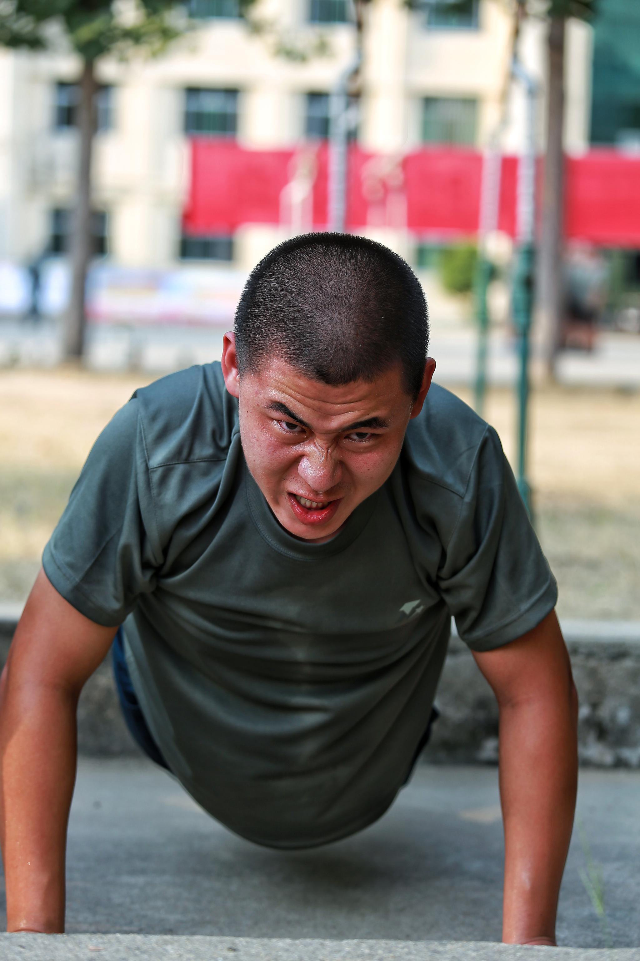 平时多流汗 战时少流血 刻苦训练 争当好兵