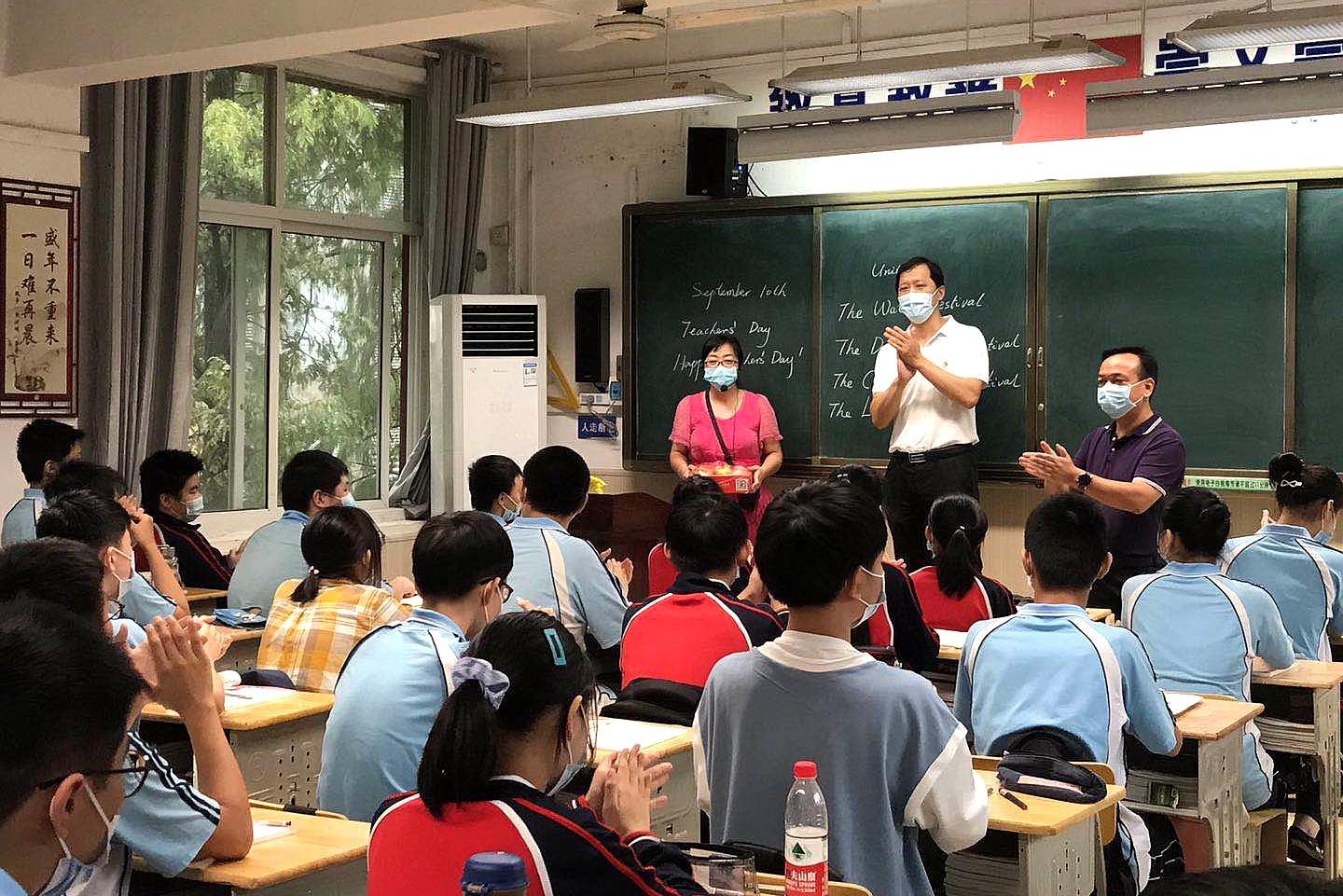 节日问候,武汉市钢城第二中学,为每位教师送平安健康果