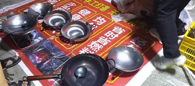 汉中路边摊卖的铁锅摊贩承诺说不生锈不粘锅擦抹清油即可