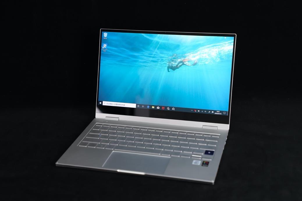 在机身材质方面,三星galaxy book flex还采用了铝合金机身材质,使得