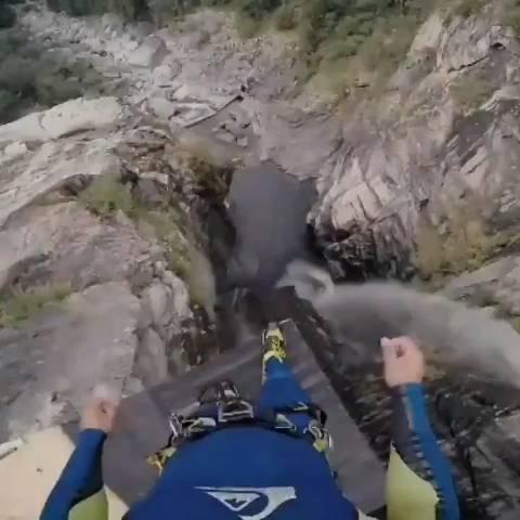 悬崖跳水第一人称视角,胆子真大