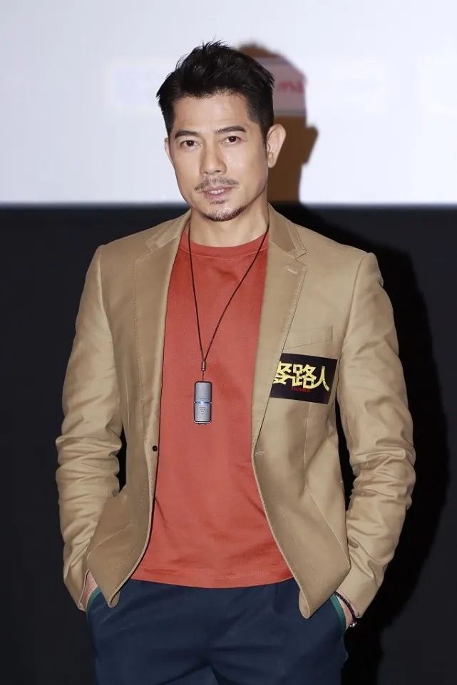 55岁郭富城显老态?这一次"怪"发型了,他这些造型优雅绅士