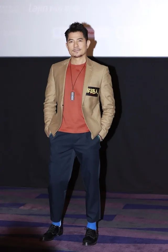 55岁郭富城显老态?这一次"怪"发型了,他这些造型优雅绅士