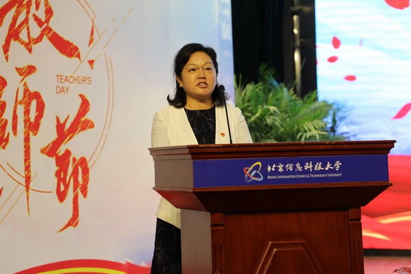 校级育人先锋,信管学院教师高英作为教师代表上台发言.