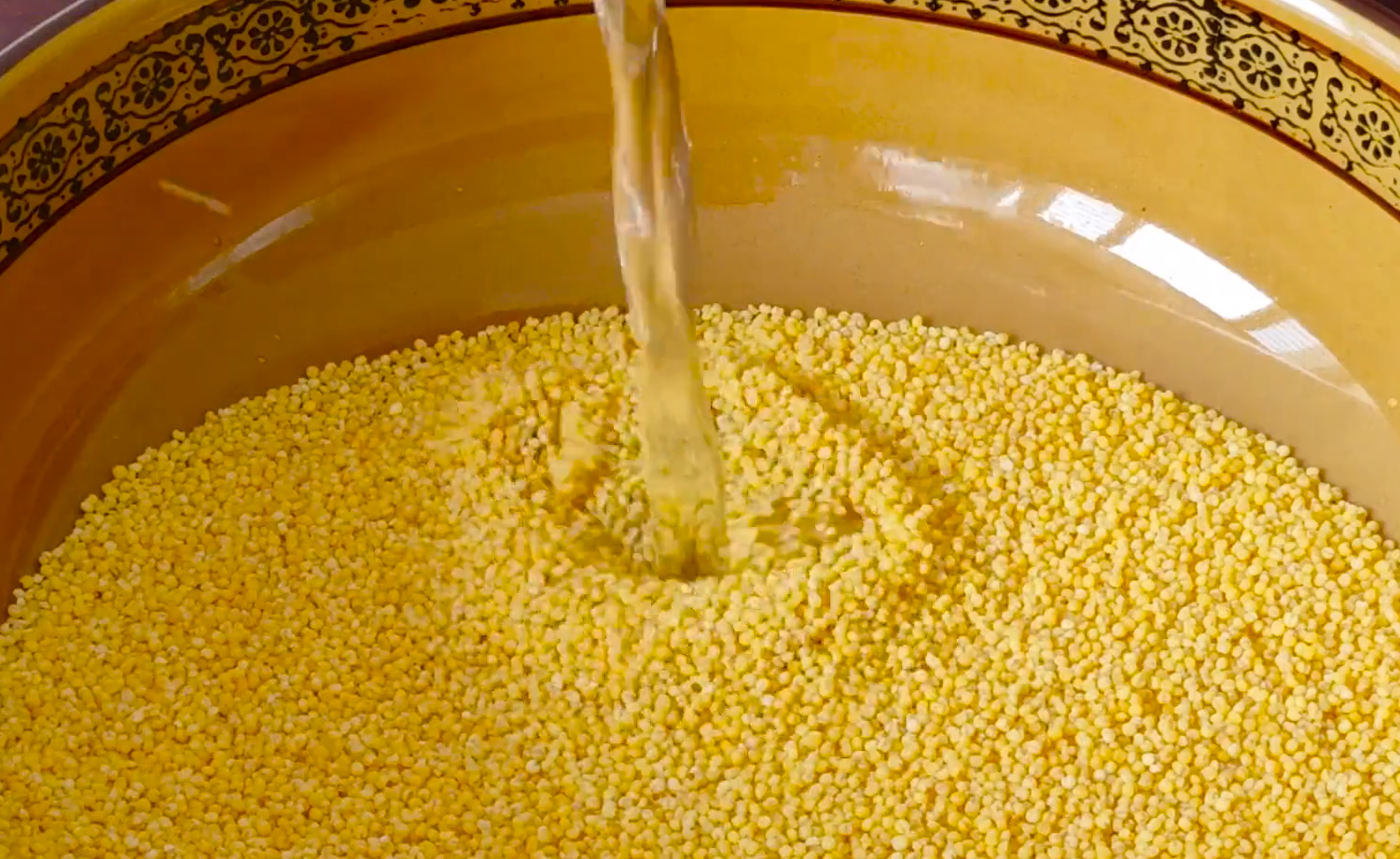 秋天多吃小米,加1根胡萝卜,不用一滴水一滴油,好吃健脾又养胃