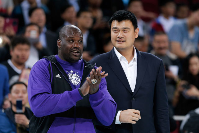 奥尼尔晒与姚明全明星合影!鲨鱼中英双语调侃:你们都以为我很高