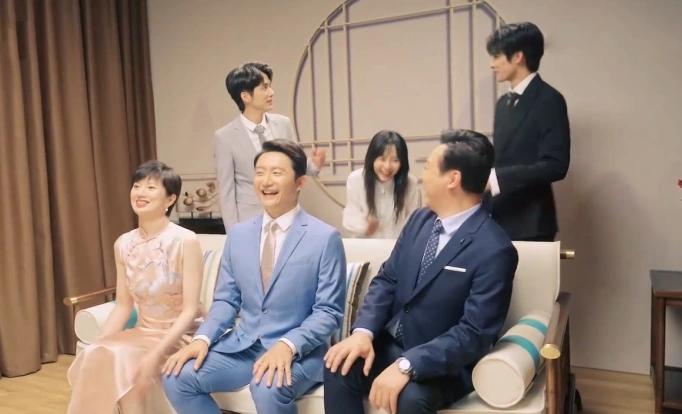 以家人之名:拍全家福为啥只拍正面?当转到侧面,看清姿势笑出声