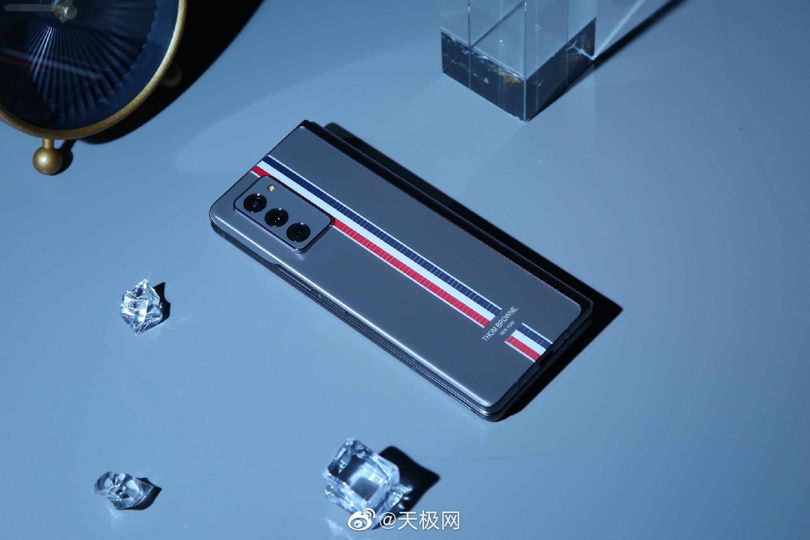 三星galaxy z fold2 thom browne限量版图赏……__财经头条