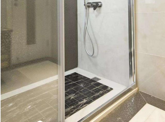 淋浴房排水怎么设计?现在更流行拉槽式,排水快不打滑,美观实用