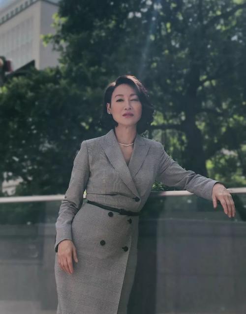 惠英红素颜走机场,西装打扮利落干练,但看一双手就知道老了|惠英红