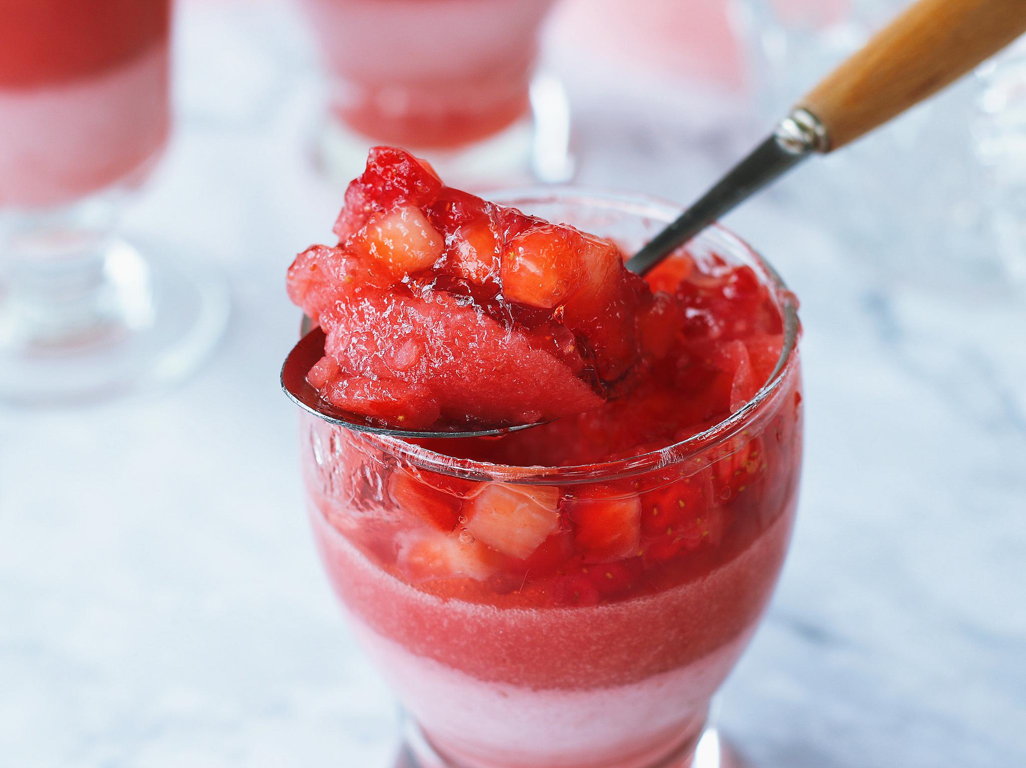 四种材料,十分钟,三种口味的草莓果冻做起来,清凉解暑又美味