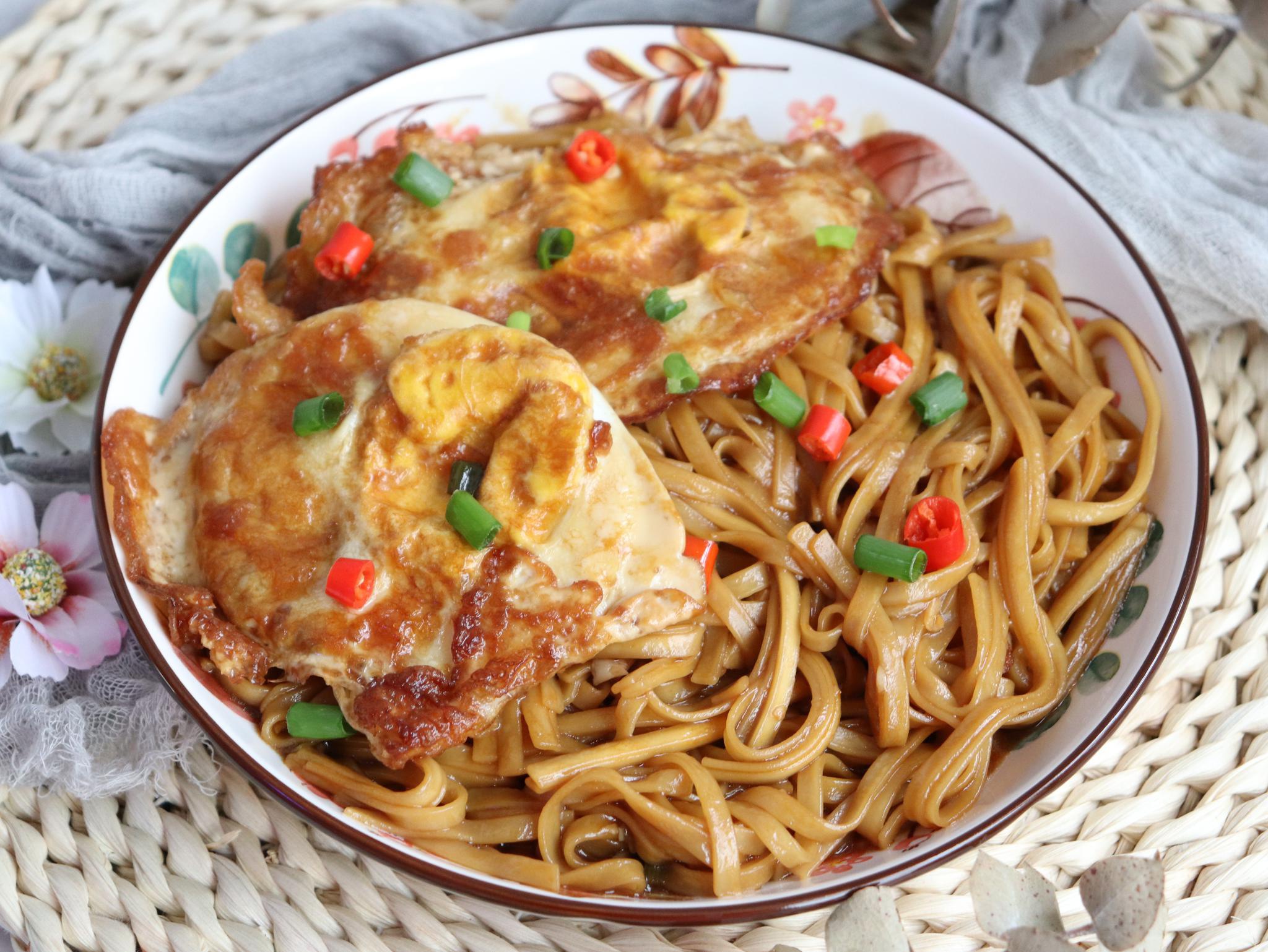 超好吃过瘾的蒜香荷包蛋焖面,超简单好做