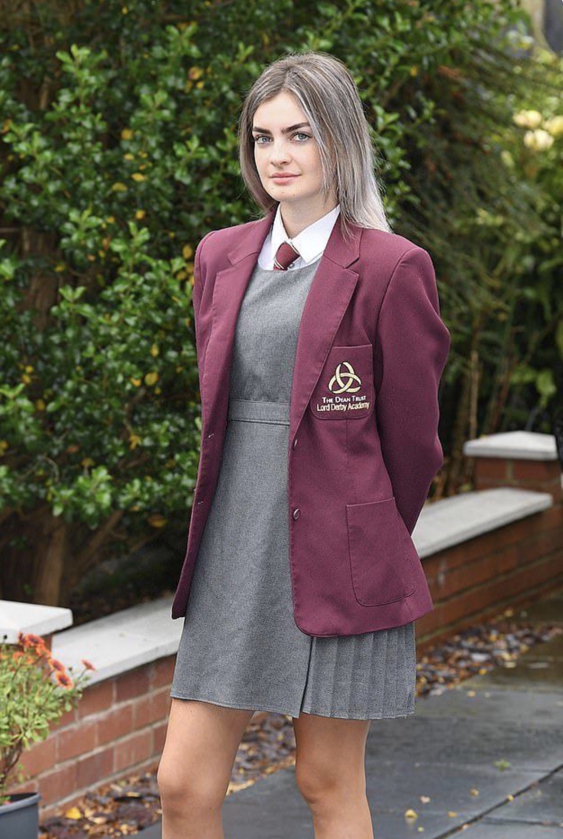 开学第一天,英国女生眉毛重,老师误会其画眉,被直接赶回家