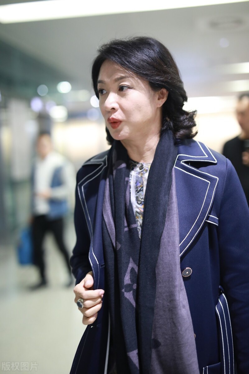53岁金星素颜亮相,穿黑色风衣配超长围巾,肌肤白皙透亮太吸睛