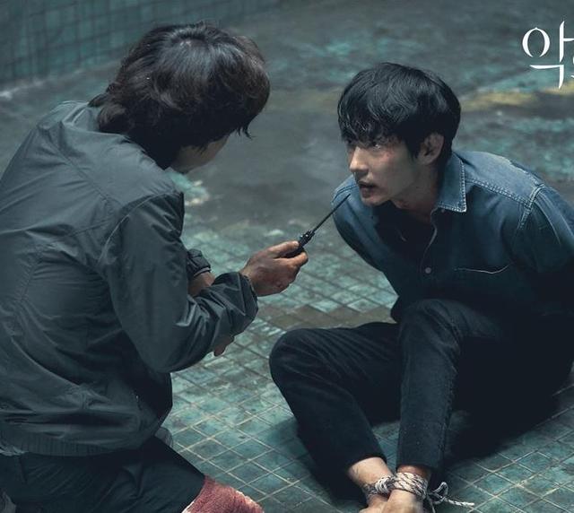 《恶之花》大概可以区分成几个段落,1到5集主要在抓凶手,以「事件」为