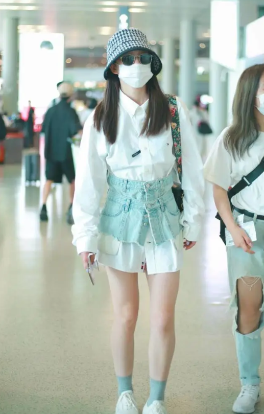 徐梦洁为证腿长,把牛仔短裙当腰带穿,不料暴露"奶油腿"