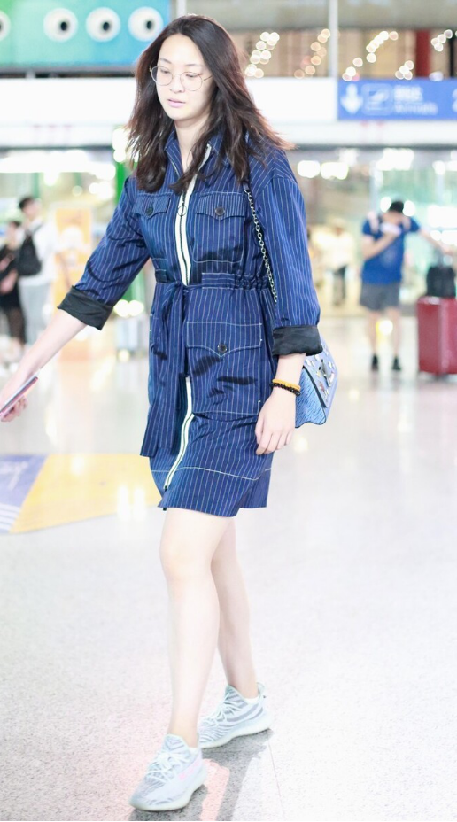 惠若琪美得突出,穿软面衬衫配紧腿裤,192cm也有迷人女人味